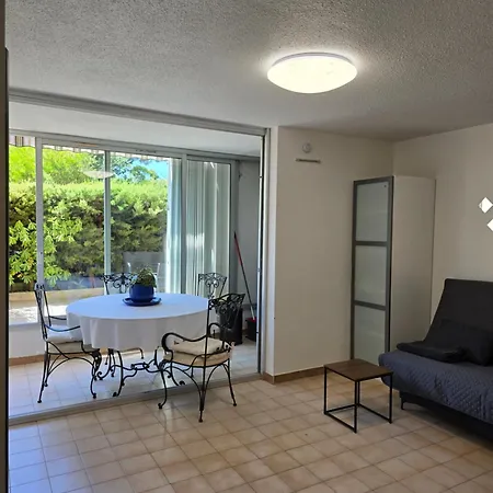 2 Pieces En Rez- De -jardin Saint-Raphael (Var)